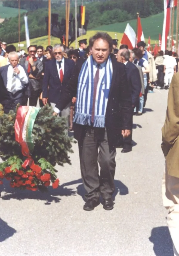 Pal Bacs (mittig hinter dem Kranz mit schwarz-weißer-roter Krawatte) bei der Befreiungsfeier in der KZ-Gedenkstätte Mauthausen, 1985