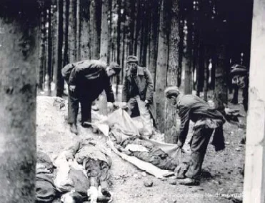 Gefangene Deutsche Soldaten begraben die Leichen von Häftlingen aus dem KZ-Außenlager Gunskirchen