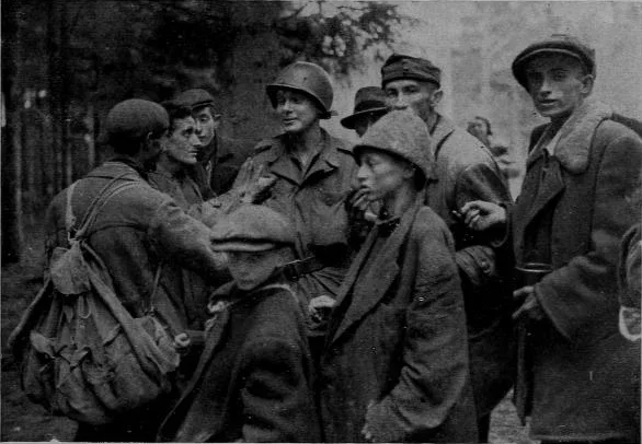 US-amerikanische Befreier mit Überlebenden des KZ-Außenlagers Gunskirchen, Mai 1945