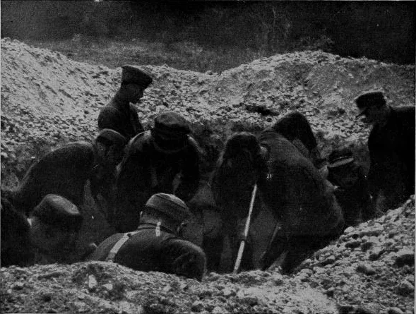 Vermutlich ehemalige deutsche Soldaten beim Ausheben von Massengräbern nach der Befreiung des KZ-Außenlagers Gunskirchen