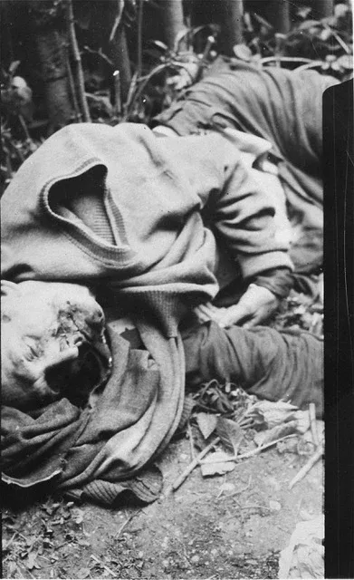 Leiche eines Aufsehers, der von KZ-Häftlingen ermordet wurde