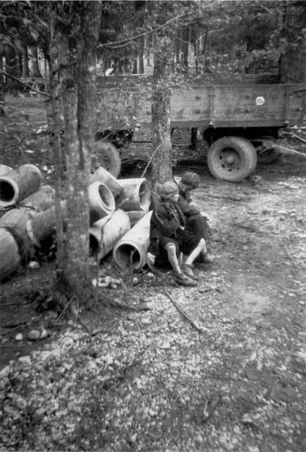 Zwei Überlebende in einem Waldstück bei Gunskirchen kurz nach der Befreiung des KZ-Außenlagers