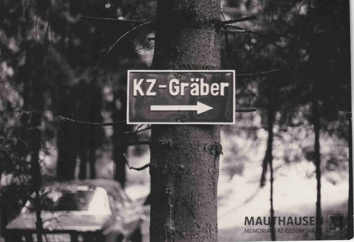 Gedenkstein an einem Massengrab in der Nähe des Areals des ehemaligen KZ-Außenlagers Gunskirchen