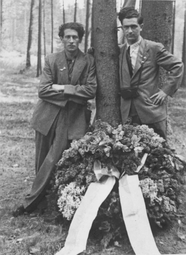 Willie Sterner (rechts) mit einer weiteren Person während einer Gedenkfeier am Ort des ehemaligen KZ-Außenlagers Gunskirchen